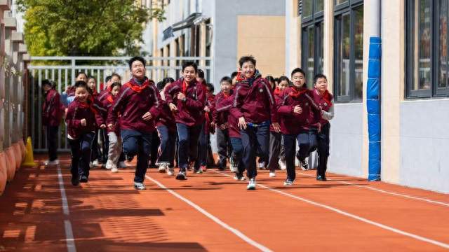 晋江一中让应届历史老师当班主任无配套支持，算不算拿学生练手？
