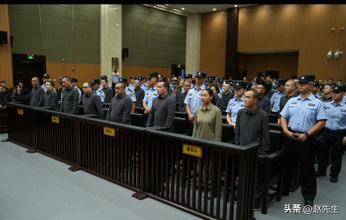 “明家”一审11人获死刑
法槌落下，罪恶伏法。浙江省温州市中级人民法院对备受瞩目