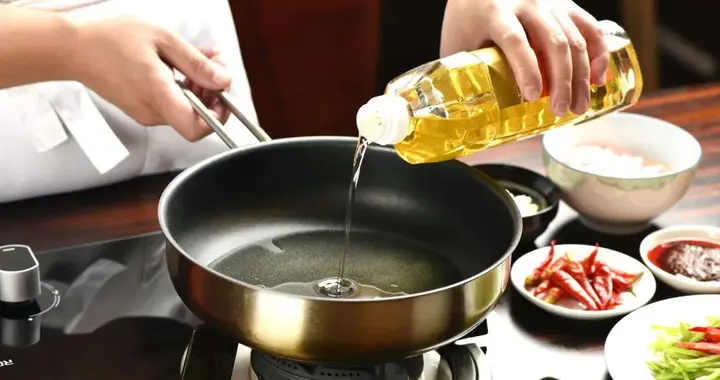 经常吃这样的油容易致癌，但很多家庭还在用它炒菜→