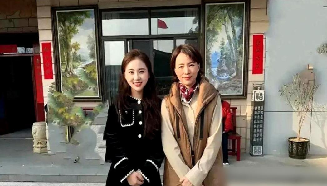 密春雷百亿帝国轰然倒塌，董卿却在大年初二亲手下厨，给80岁父母和13岁儿子包饺子