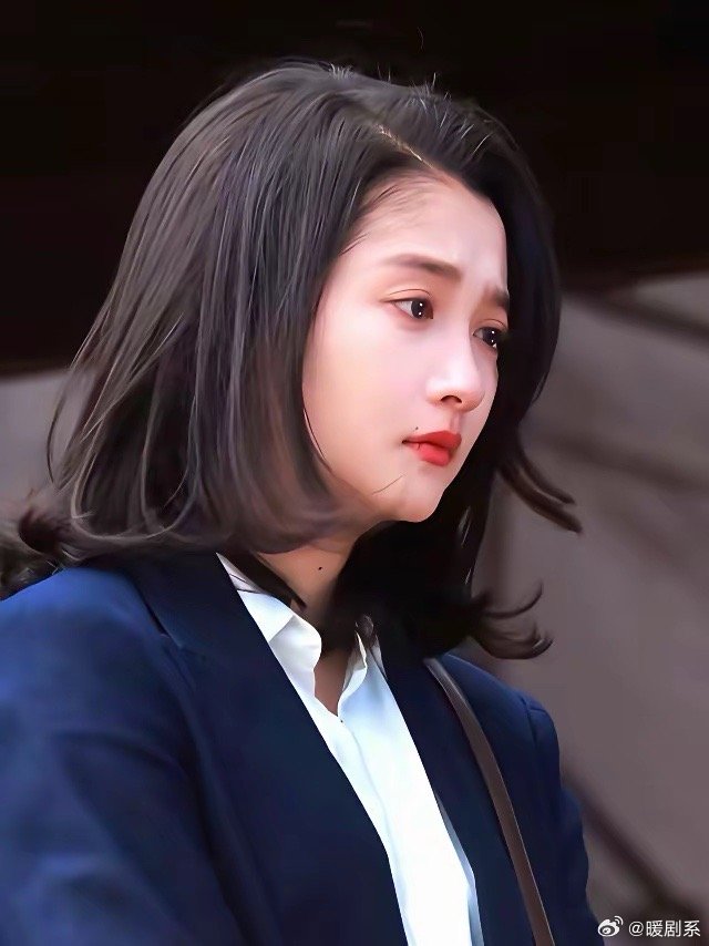 关晓彤在《岁月有情时》里演的严晓丹，真的给所有女孩上了一课。你看，她和张小满爱得