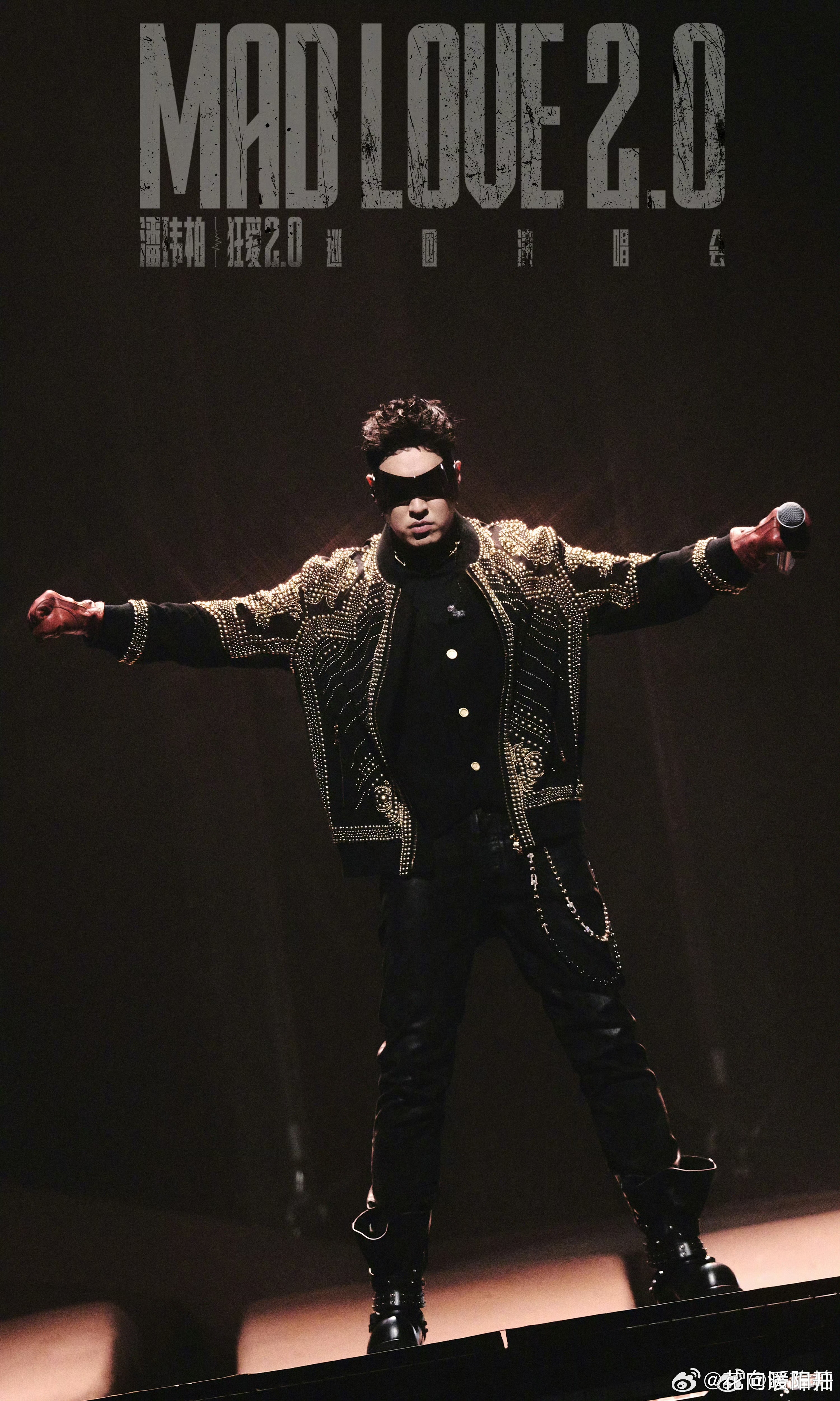 潘玮柏别看全是饿评佛山粉丝也太会宠了吧🥳，潘玮柏在台上吐槽饿评，大家就使劲给他