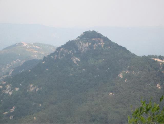 老狼原创：《英雄相惜》孟良崮张灵甫被击毙，出于对张灵甫在八年抗战中的贡...