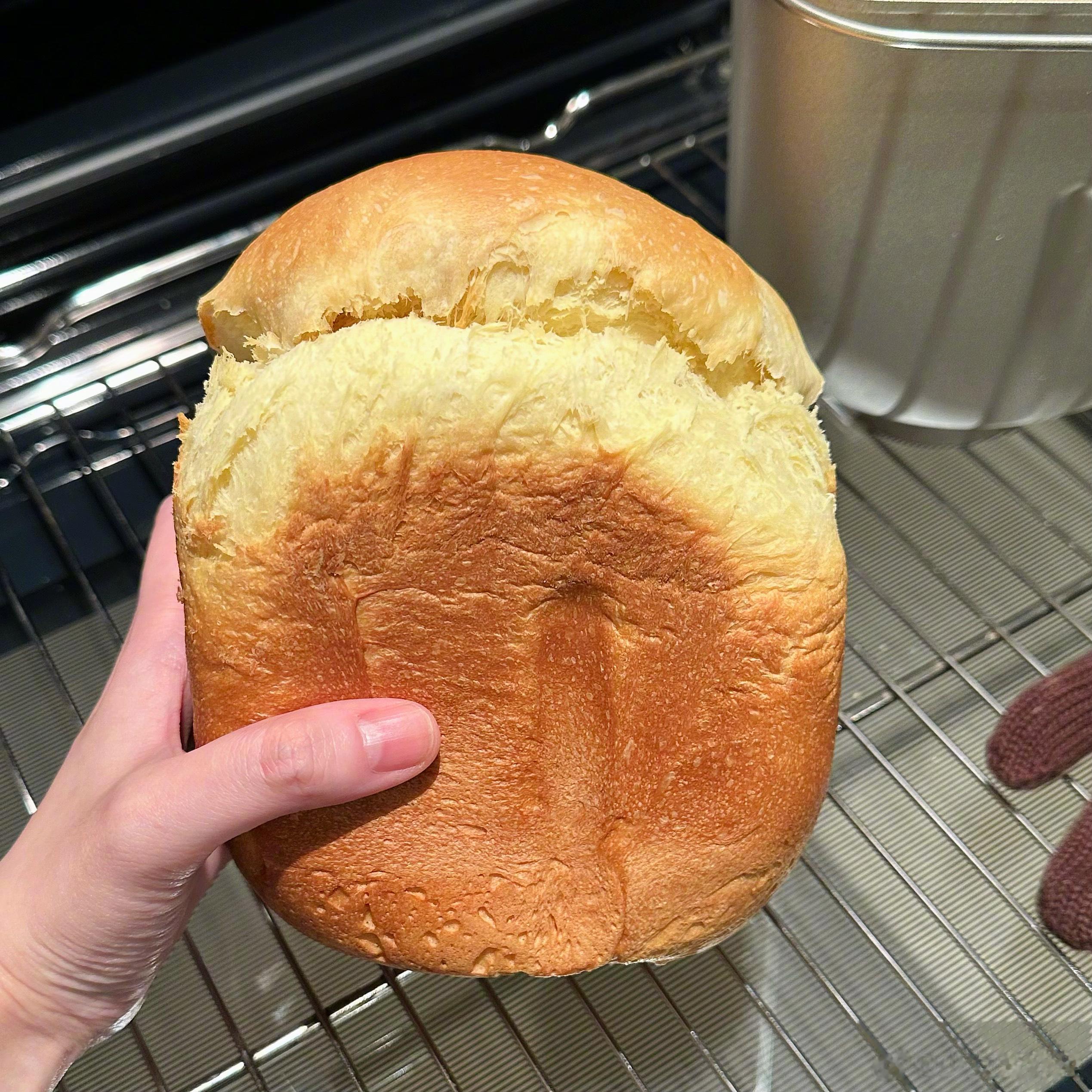 已经连续做了好几个吐司啦🍞超级蓬松柔软超香 ！！这个没什么技术含量 毕竟面包机