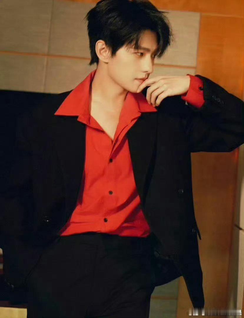 衬衫是杨洋的统治区杨洋不愧是衬衫统治区王者！从清爽白到贵气黑都能轻松驾驭，正苏感