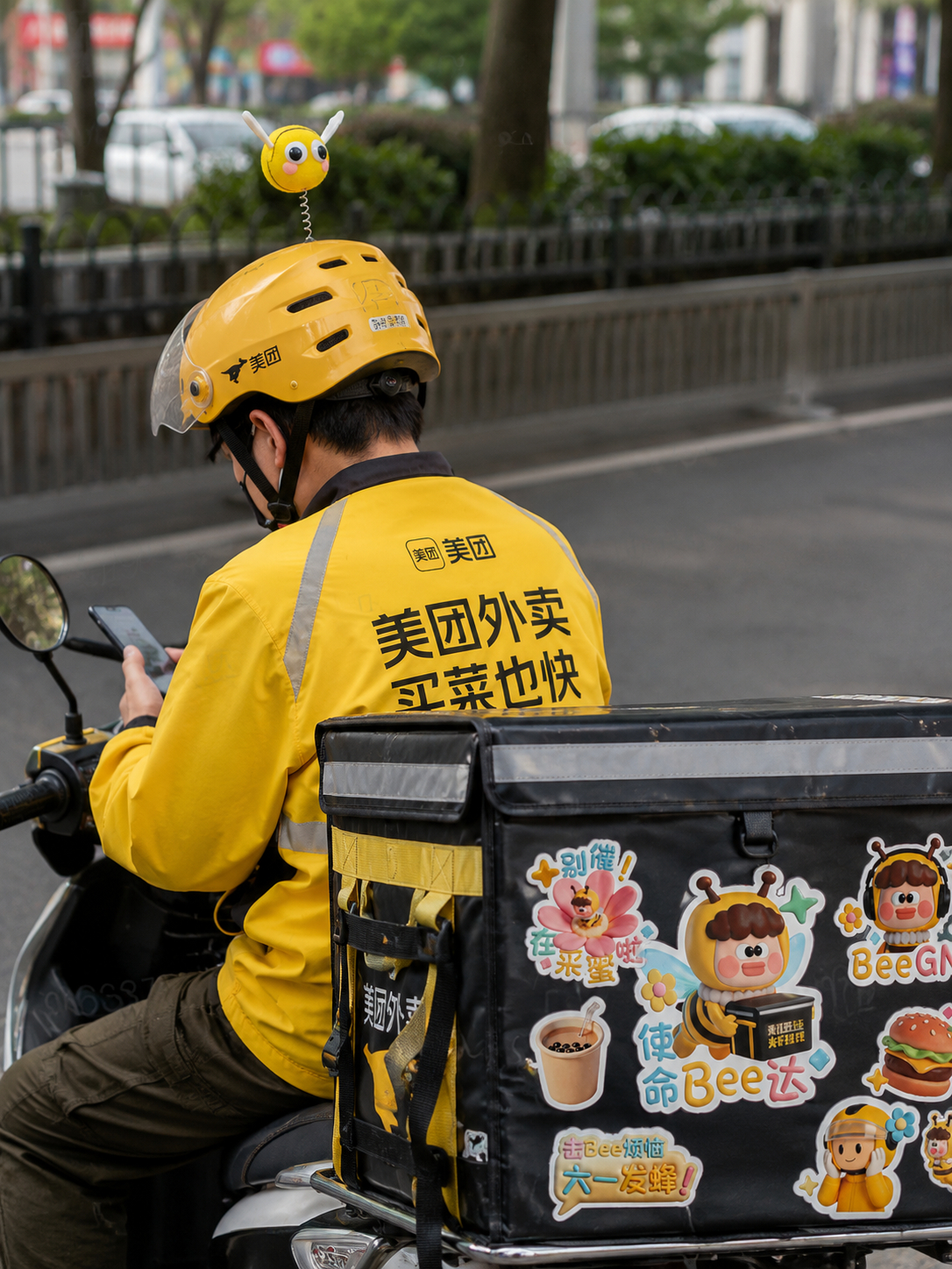 长大后终于能够宴请小时候的自己了夏日热浪扑面而来，美团早早为骑手朋友备足冰饮送来