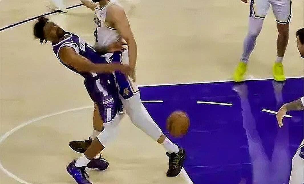 蒙克快攻杀到篮下，克勒贝尔一记铁壁式阻挡直接把他掀翻在地！人还没爬起来，嘴已经喷