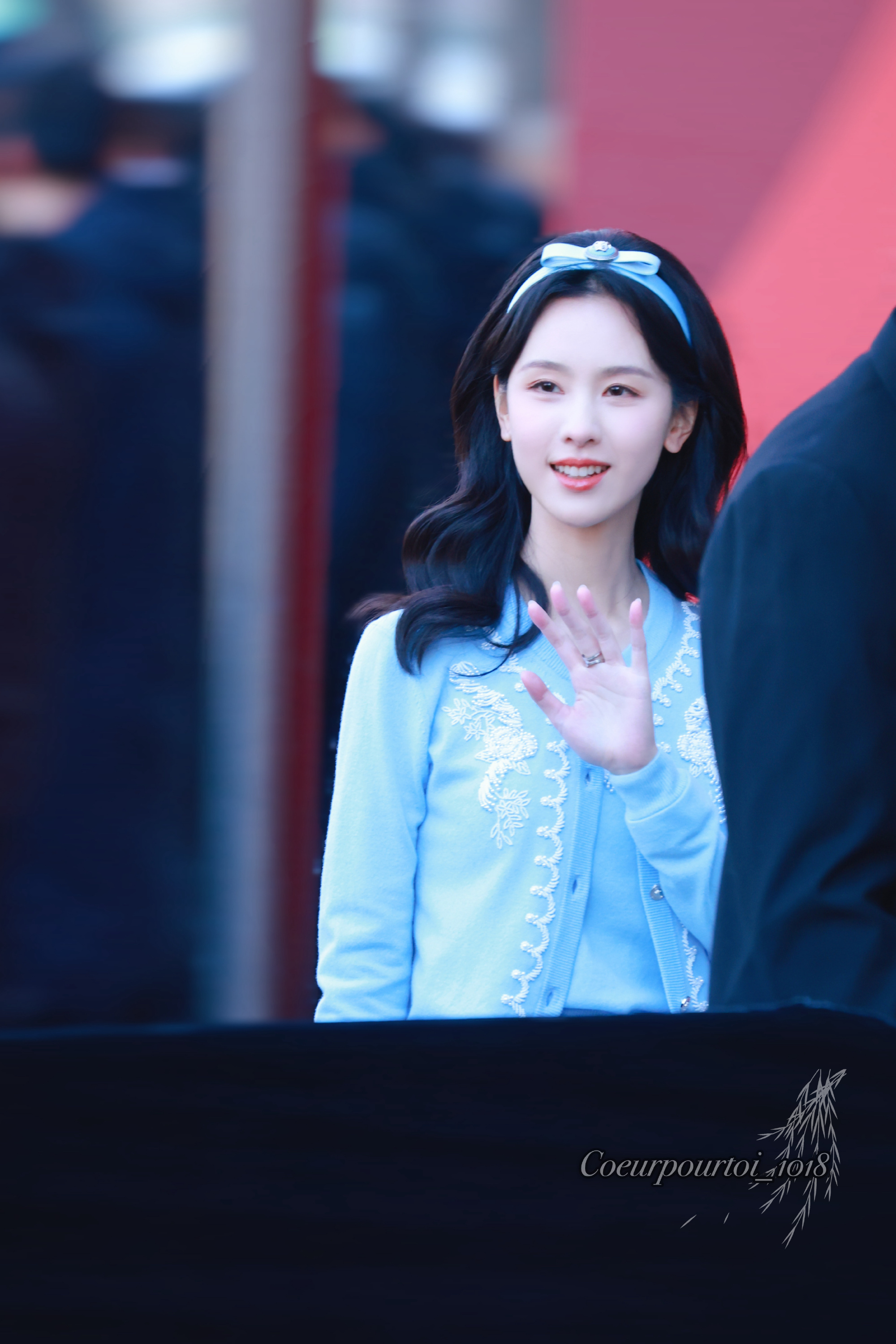 #陈都灵长腿仙女#她真的童话公主走进现实诶！！！蓝色蝴蝶结发箍+同色系look，