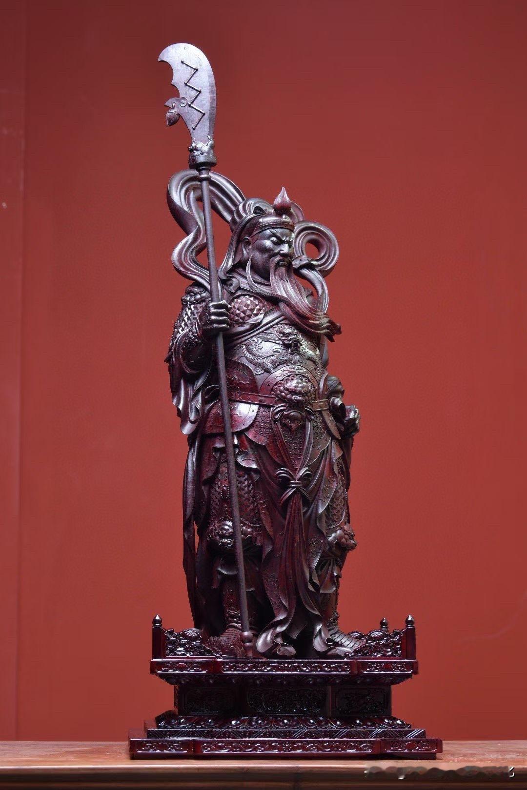 有些关公，一眼看的是形；
有些关公，站在那里，空间就静了。

这尊更偏后者。
紫