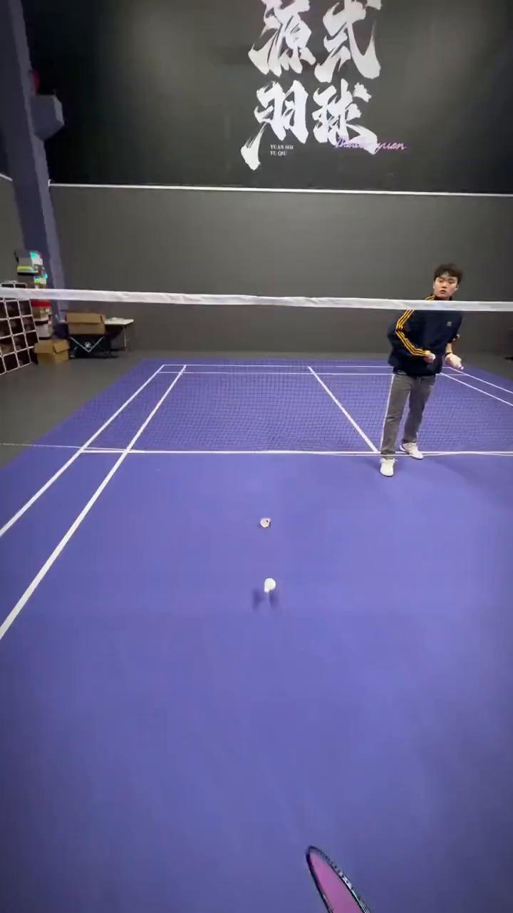 搓球口诀二：斜来直去。
高点压搓，中点伸搓，慢镜头。