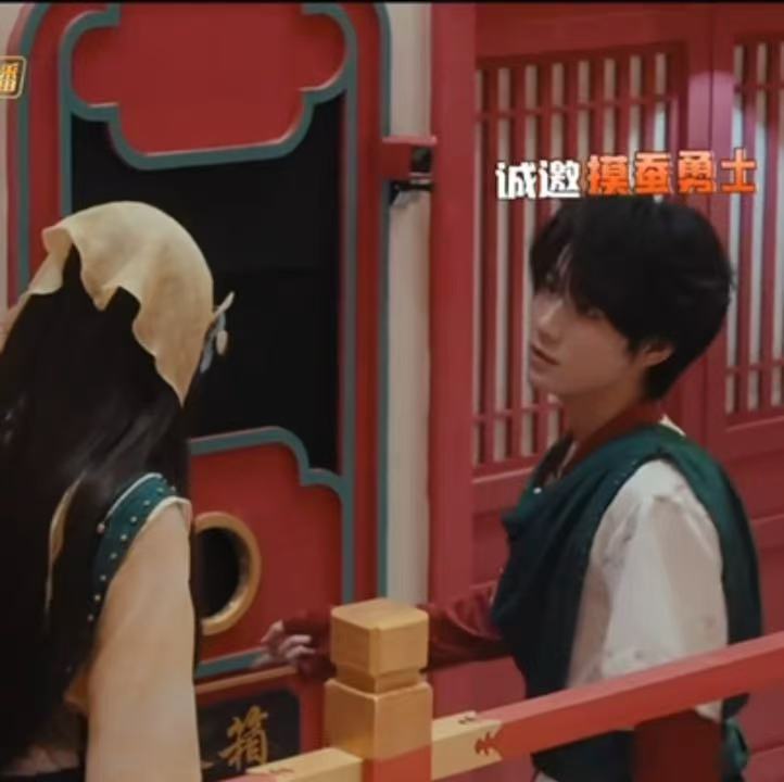 张真源：娜扎退后，箱我来看。手出“源”式又秒收，OMG你吓到娜扎啦！这解围把自己