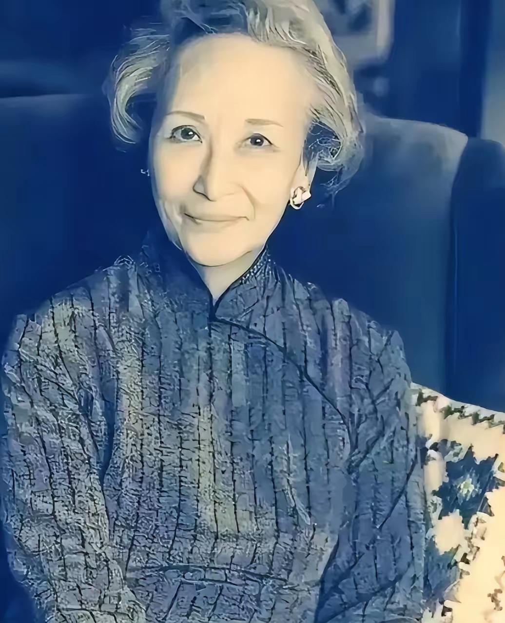 1973年，58岁的郑念拒绝出狱，她需要一个道歉。突然，暴跳如雷的监狱长，狠狠地