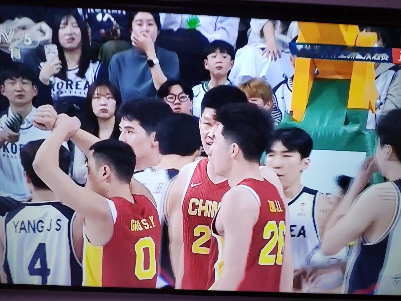 男篮世界杯亚洲区预选赛，中国男篮第一场与韩国队比赛在北京五棵松体育场，中国队主场