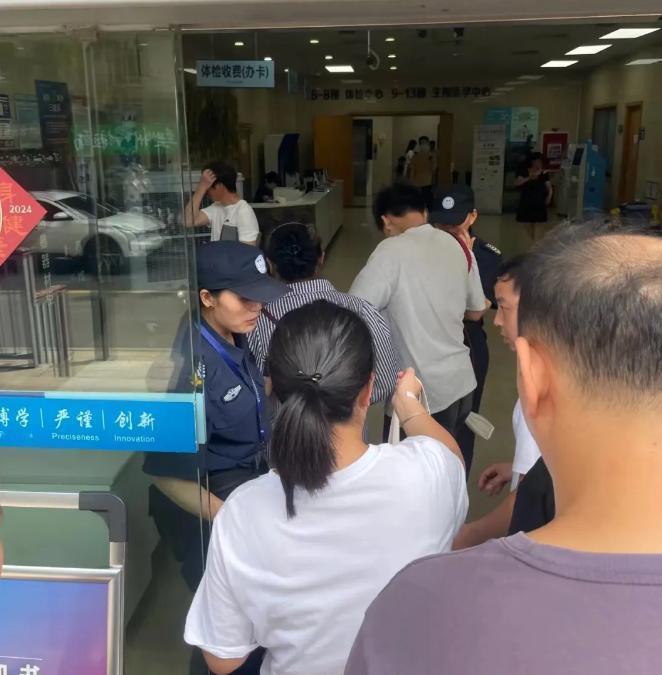 李晟医生遇害后，三甲医院又加强安检了，医生被劝学武防身



在当前的医疗环境下