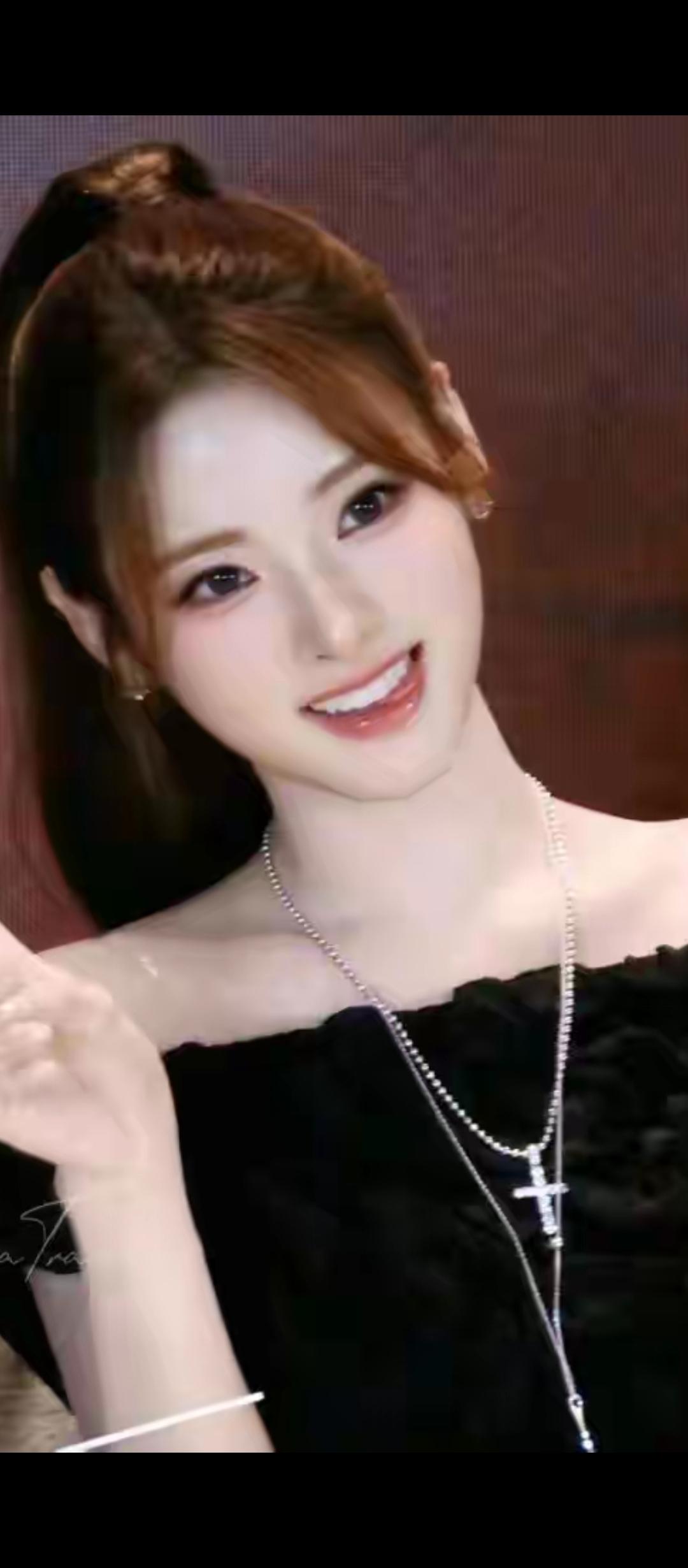 甜美笑容，优雅黑裙，闪耀女神范儿十足！💖✨