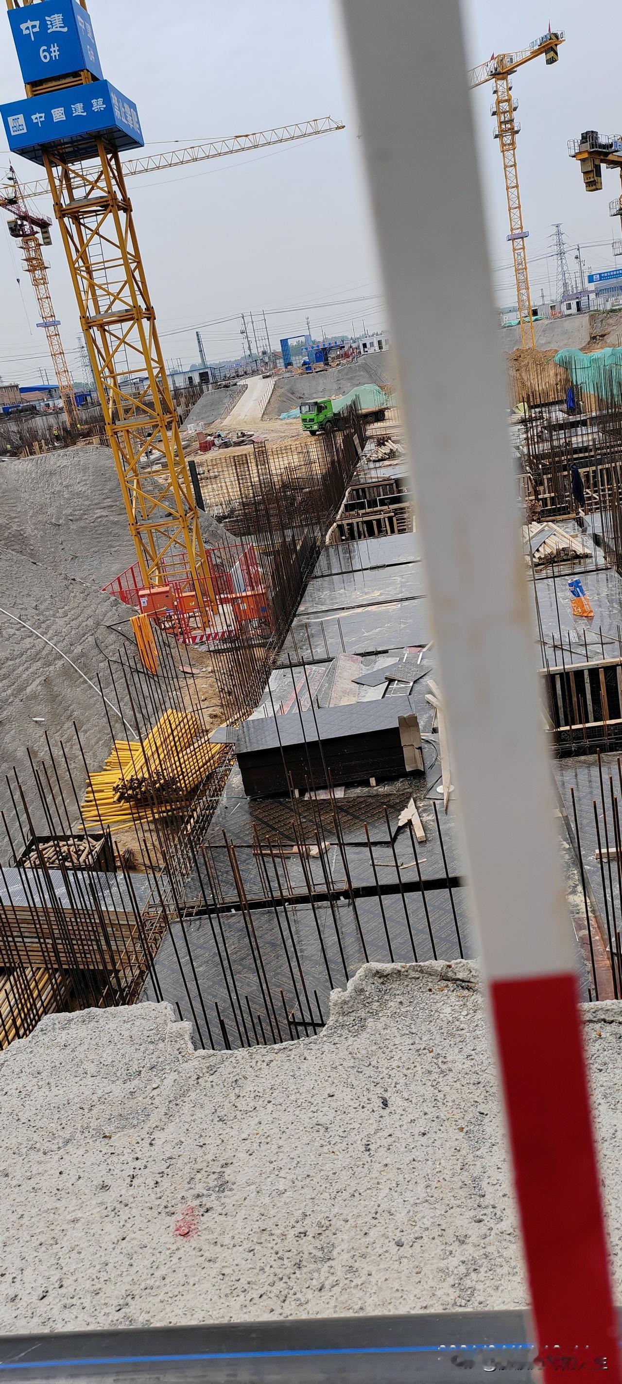 十七八个木工天天从早忙到晚，从绑扎完墙板他们就开始织模板，今天都是第四天了，才开