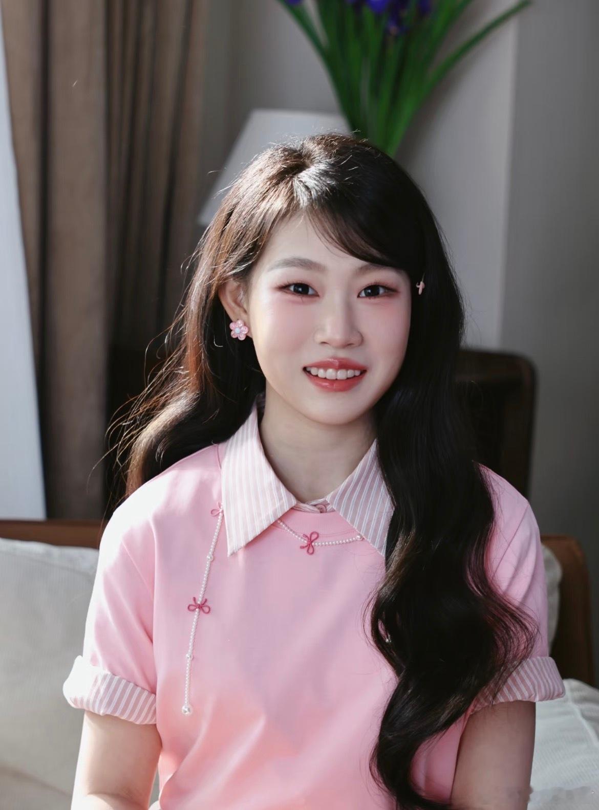 金靖瘦下来像沈佳润本来两个人都是单眼皮美女，妆容画的都挺韩的有点相似很正常，不过
