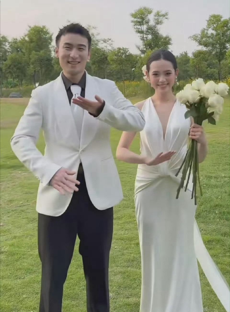 国乒再传喜讯！王楚钦好兄弟牛冠凯官宣结婚，婚纱照满是幸福氛围感，网友：要一直甜下
