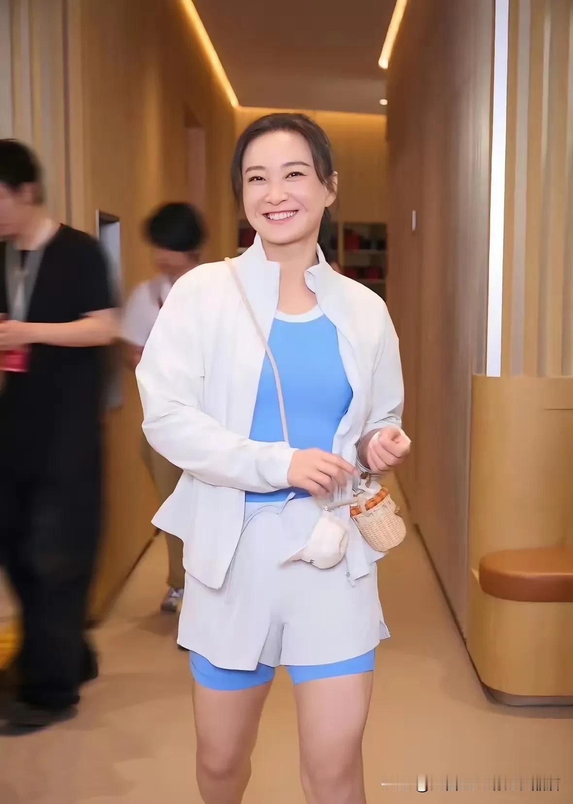 贾玲为演《热辣滚烫》先增重40斤后减100斤，瘦身秘诀如下：
1. 动力十足：为