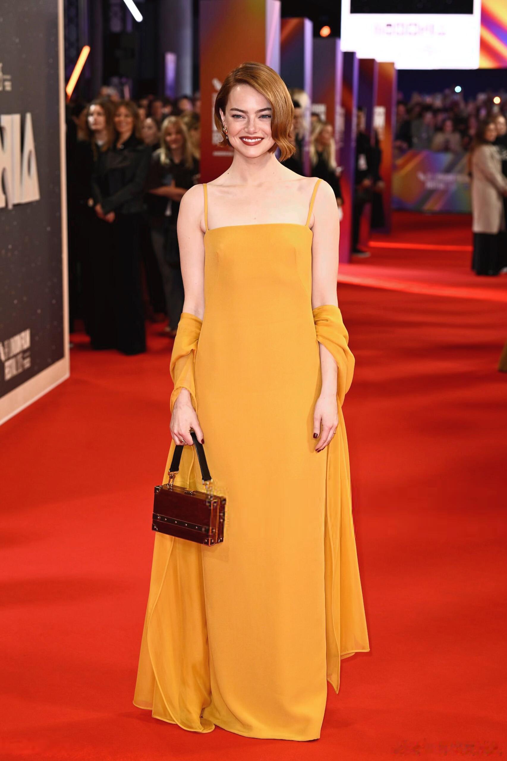 石头姐亮相新片《拯救地球》伦敦首映礼，又又又又上身了Louis Vuitton特