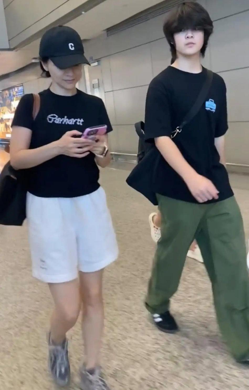胡可带安吉现身机场，母子一路热聊，13岁安吉新发型帅出圈！ ​​​