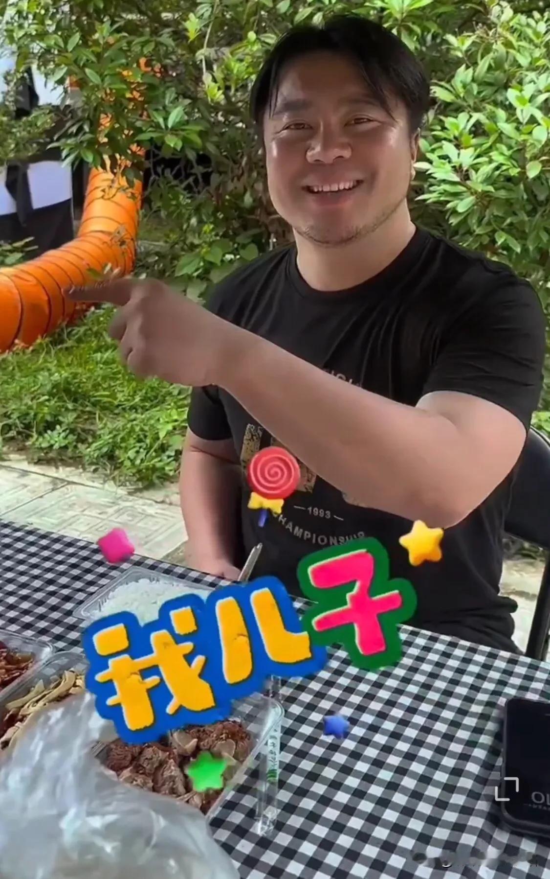 原来《与凤行》里；
赵丽颖抱起来的小鲤鱼精；
是导演邓科的儿子客串的；

这次邓