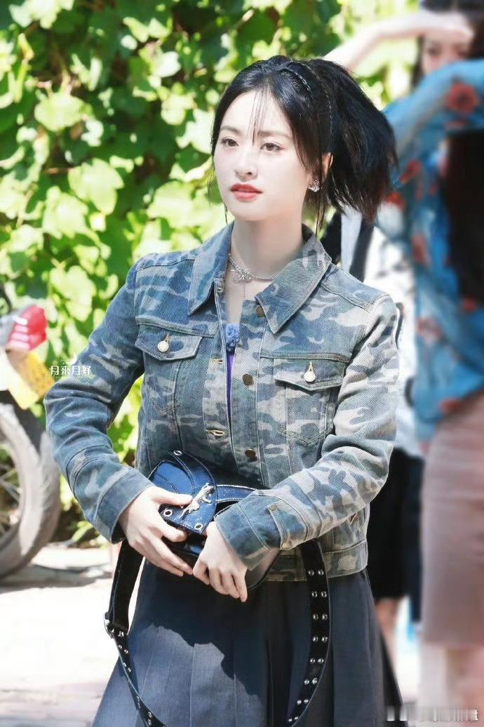 看沈月最近路透你会发现沈月换风格了…之前是甜美风[送花花]现在风格一整个酷gir