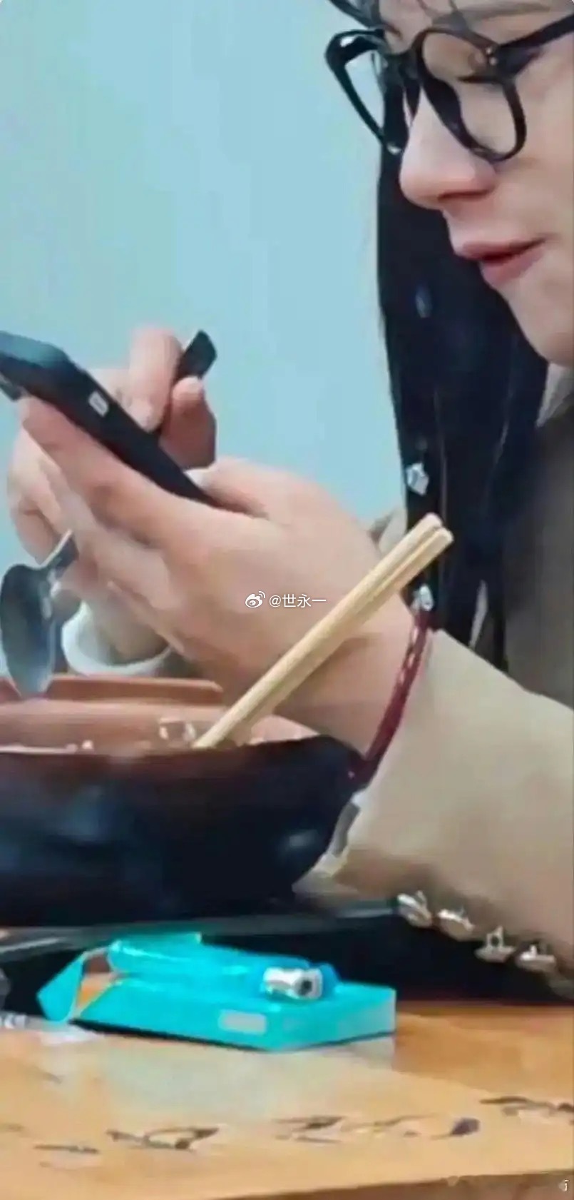要是我这么拿筷子，我妈肯定教育我三天三夜 ​​​