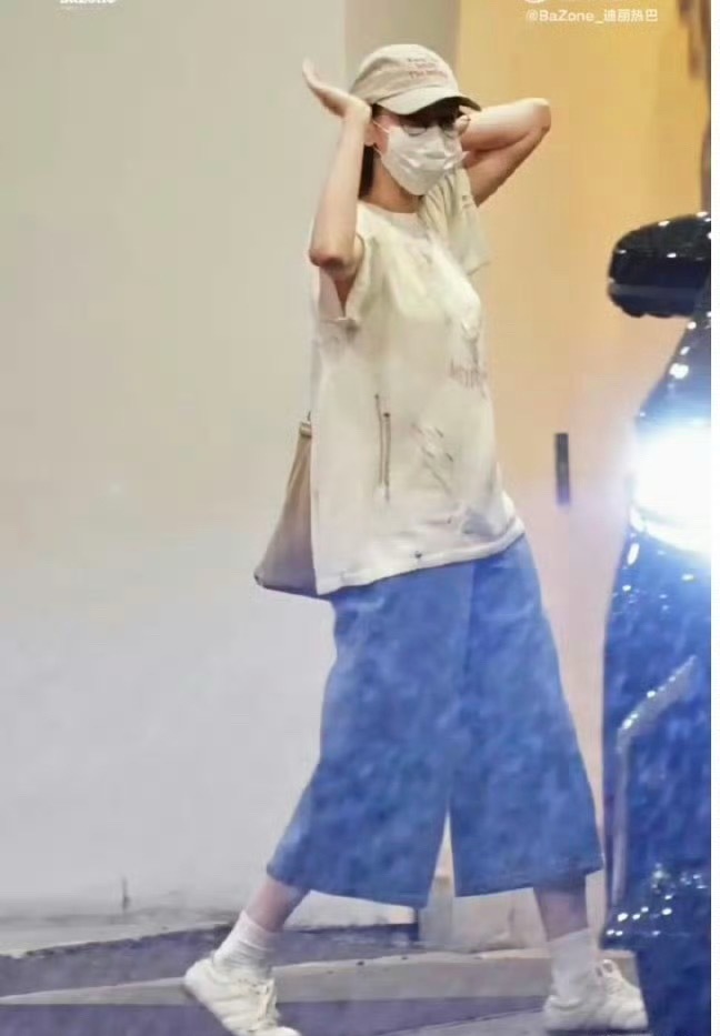 迪丽热巴机场私服好清新 妥妥的青春女大，多少人求之不得的松弛感迪丽热巴
