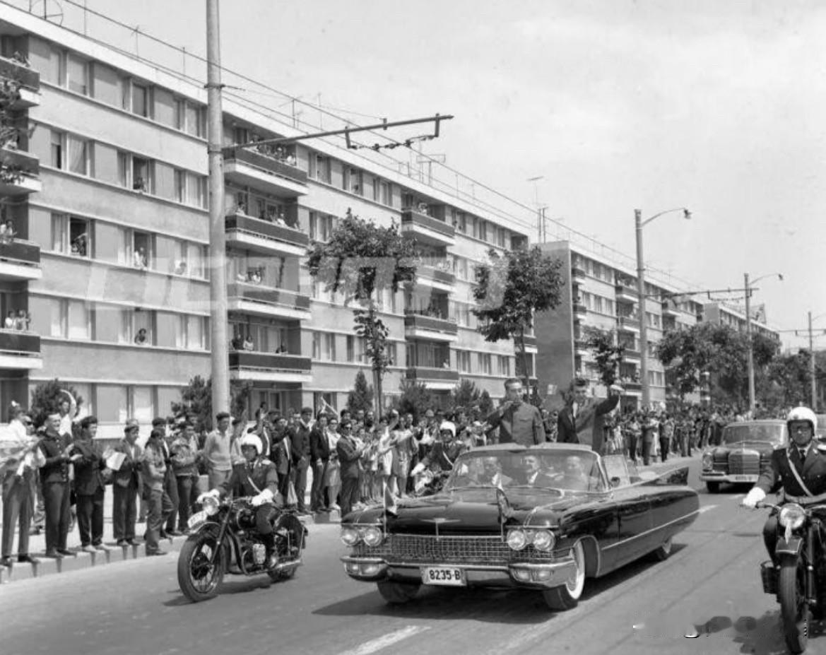 1966年6月19日，​早晨，​周恩来总理由齐奥塞斯库总书记陪同乘专机由布加勒斯