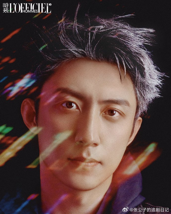 黄景瑜被润喉糖打了黄景瑜零食当杂技耍银发男神片场调皮，把润喉糖当杂耍道具，结果玩