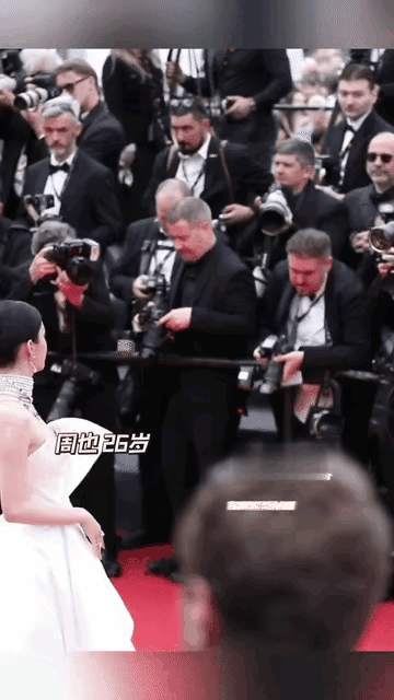周也“冷脸美人”的时代过去了，戛纳红毯上的周也全程带着甜美笑容，还会时不时来个俏