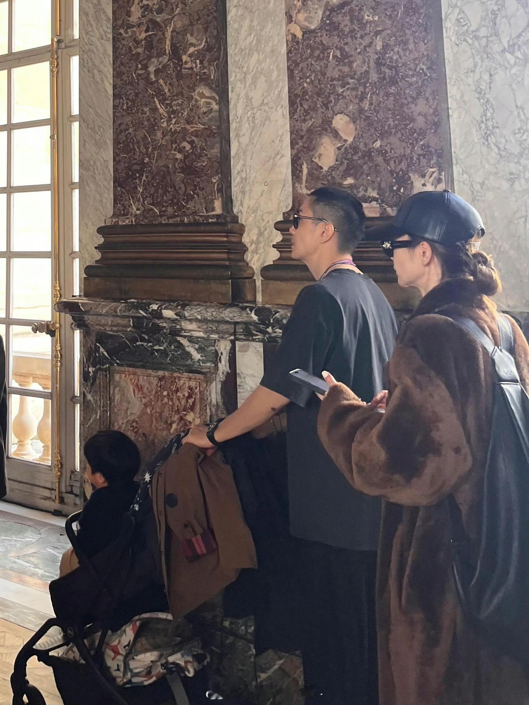 凡尔赛宫偶遇戚薇李承铉一家戚薇李承铉儿子长这么大了 凡尔赛宫偶遇戚薇李承铉一家三