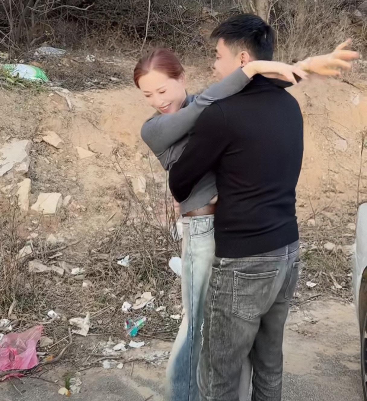 老妻少夫有什么嚼味
75年的女人，95年的男人，除了搂搂抱抱，已无他用。30岁的