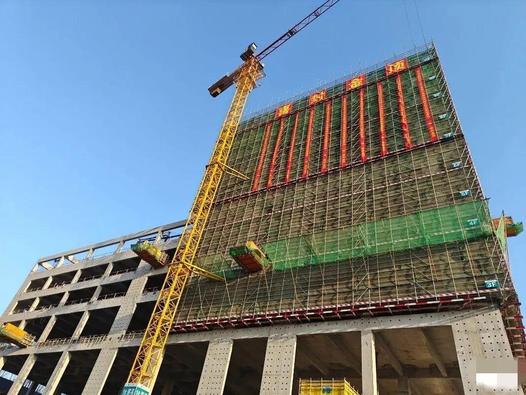 近日，由青岛中青建安建设集团有限公司承建的鸿裕吉智能制造基地（一期）项目正式完成