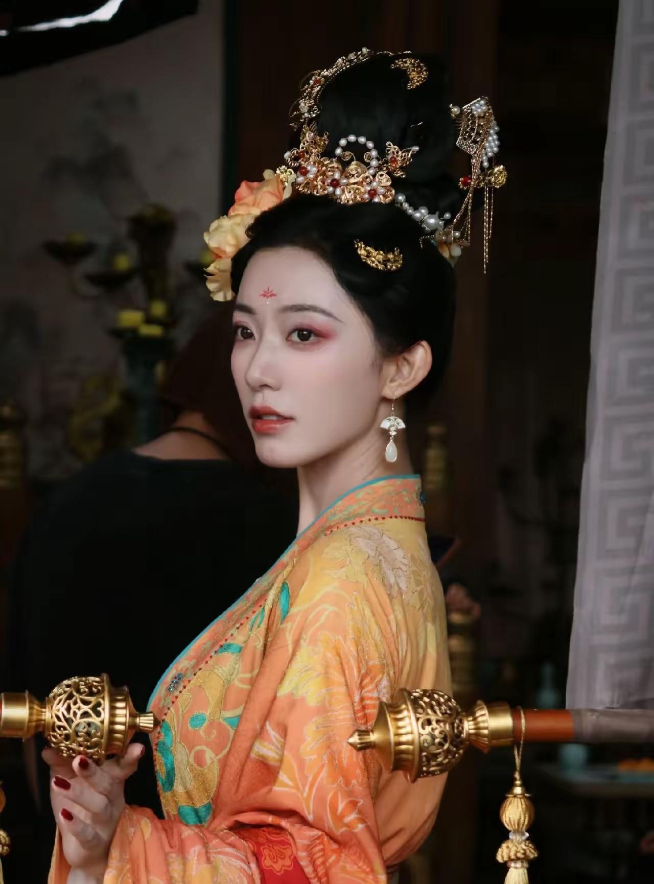 赵佳做女主的时候邓灵枢还给她做配呢，现在都是女主戏
是说好久没看见她拍的短剧了