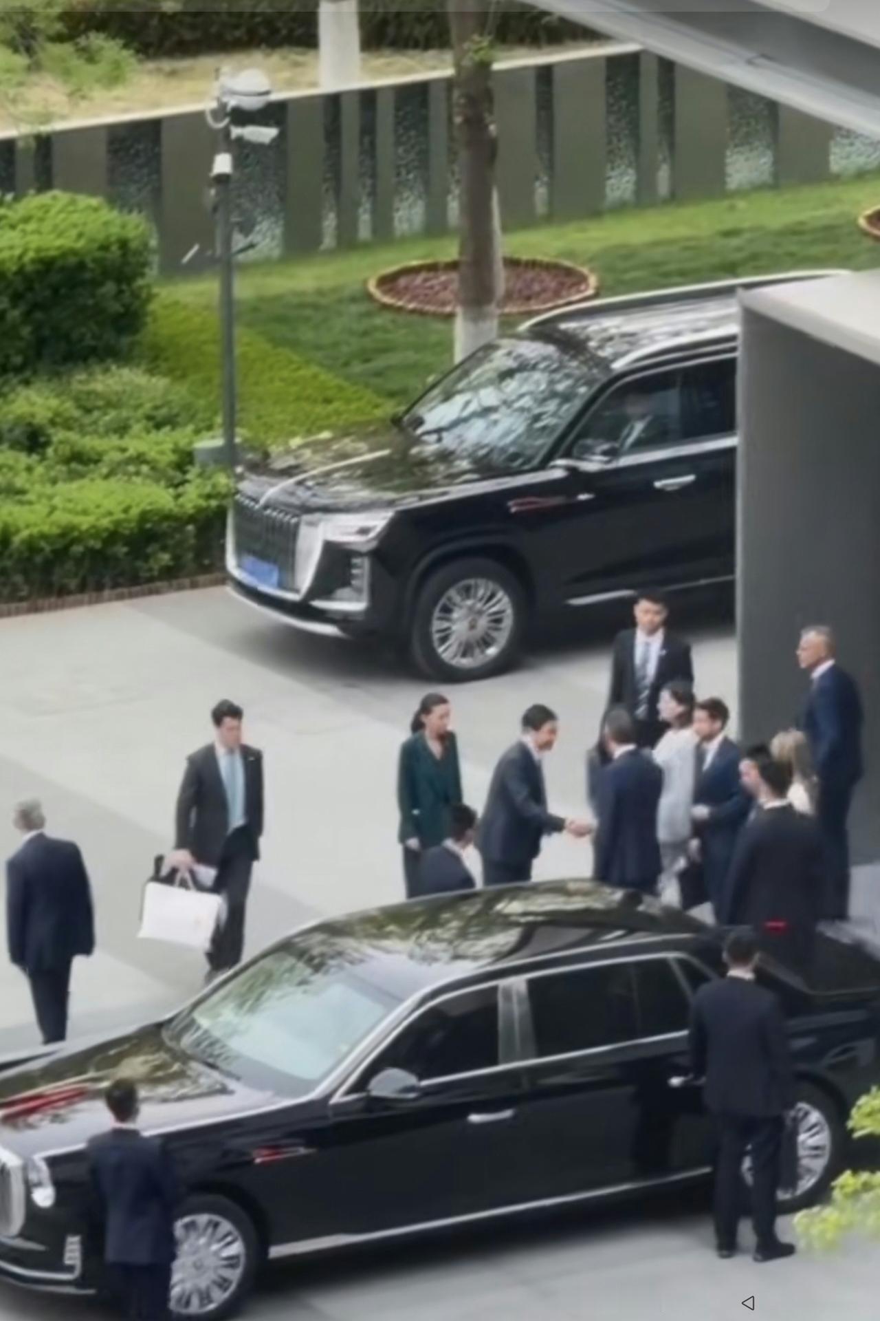 雷哥昨天接待西班牙客人有两个细节挺有意思的！
昨天（4月13日），小米创始人雷军