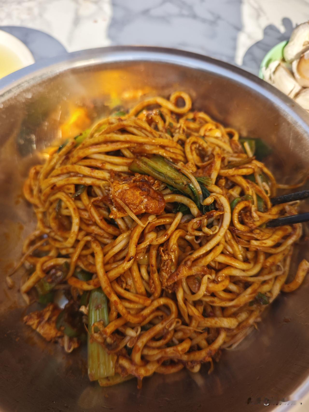 吃陕西炒面一定要吃肉鸡蛋炒拉条，
记得辣椒粉孜然粉多放。