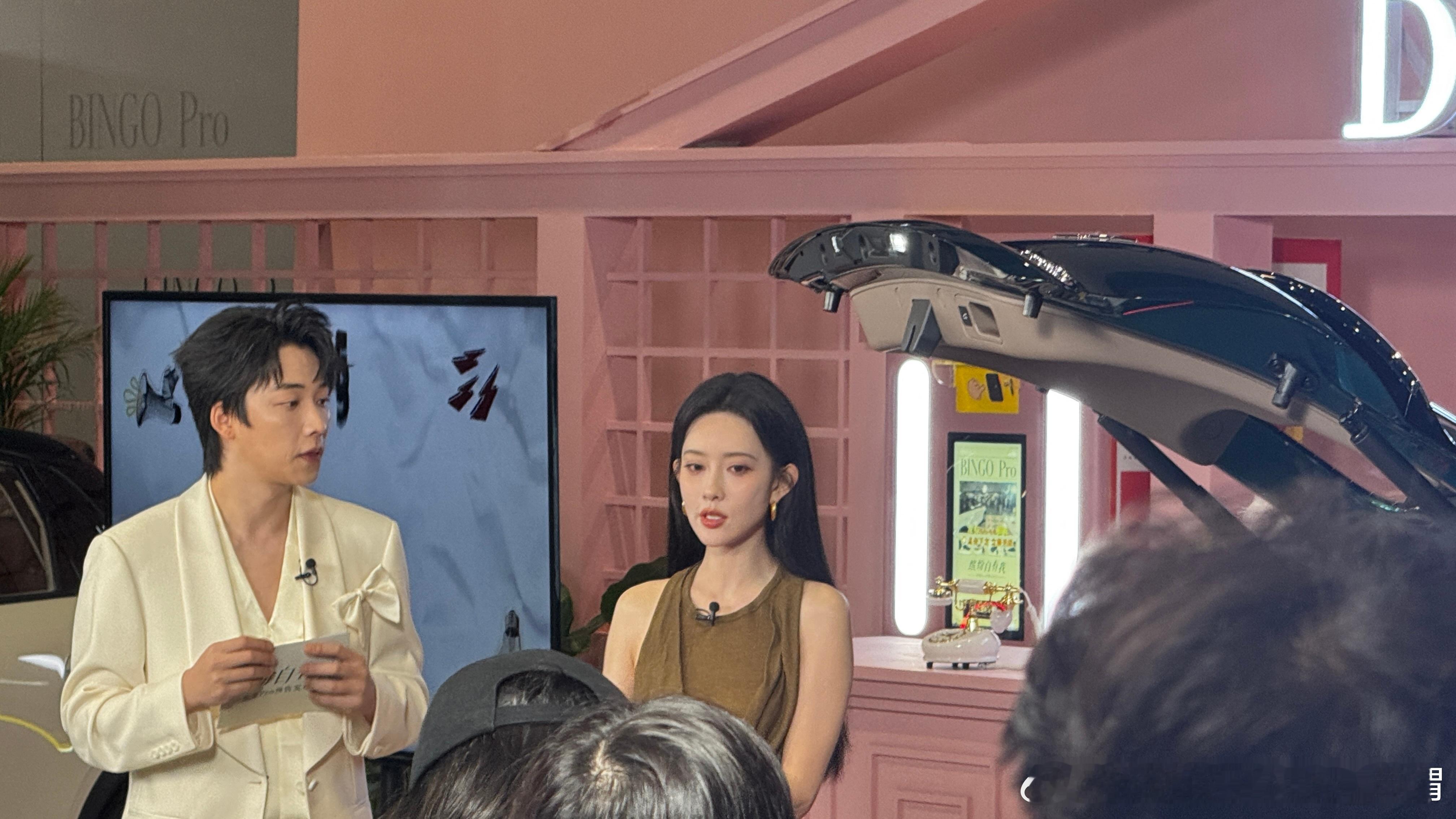 我感觉孟子义是车圈最敬业的代言人发布会够没开始 早早的先来上直播五菱缤果孟子义 