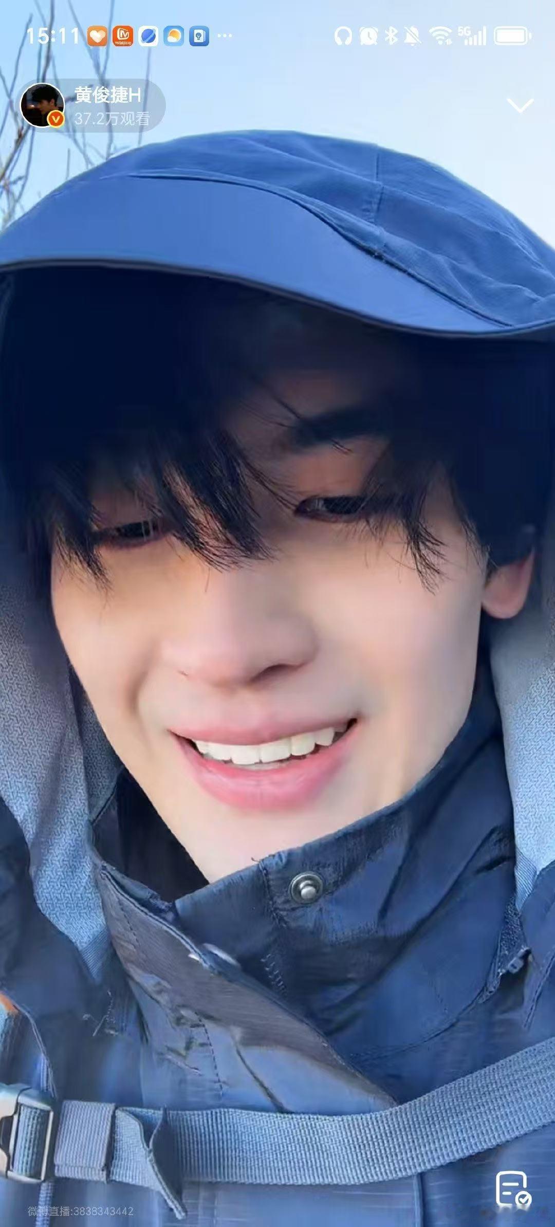 黄俊捷爬山傻笑防止脸僵看到俊捷的笑，就忍不住也跟着傻乐。 ​​​