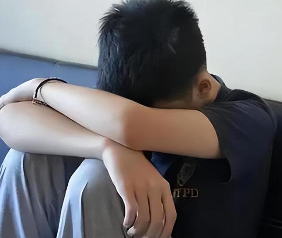 “让我睡一次，不然死给你看！”一位 17 岁少年举刀威胁舅妈，要求发生性关系：一