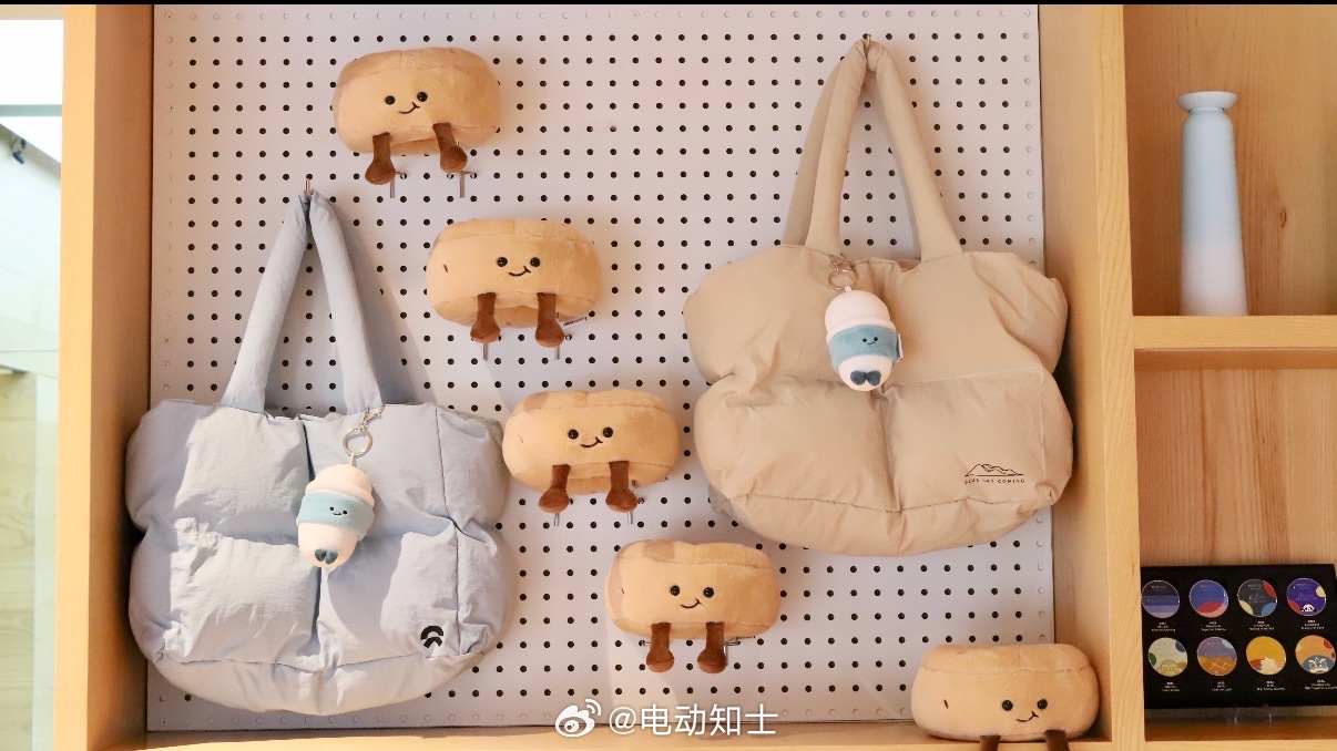 蔚来的周边好可爱，贝果娃娃、云朵包还有冰箱贴，尤其是这个钛杯看着挺有质...