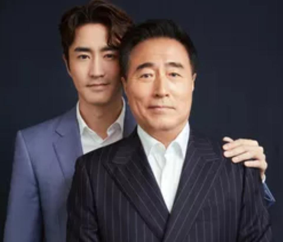 杨立新与他的儿子杨玏，这对父子如同一个模子刻出来的，眉眼、鼻梁和脸型都极其相似，