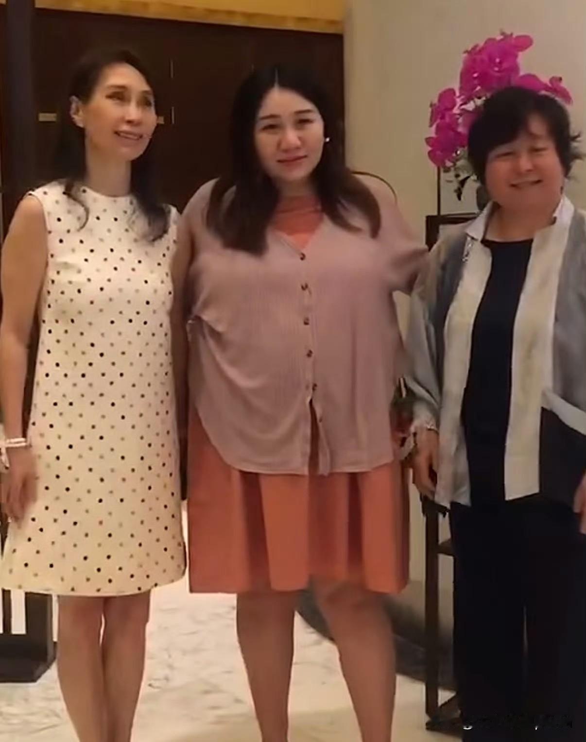 何超盈一年瘦100斤真的太猛了，光毅力就让人服气，说减掉一个人都不为过。
不过有