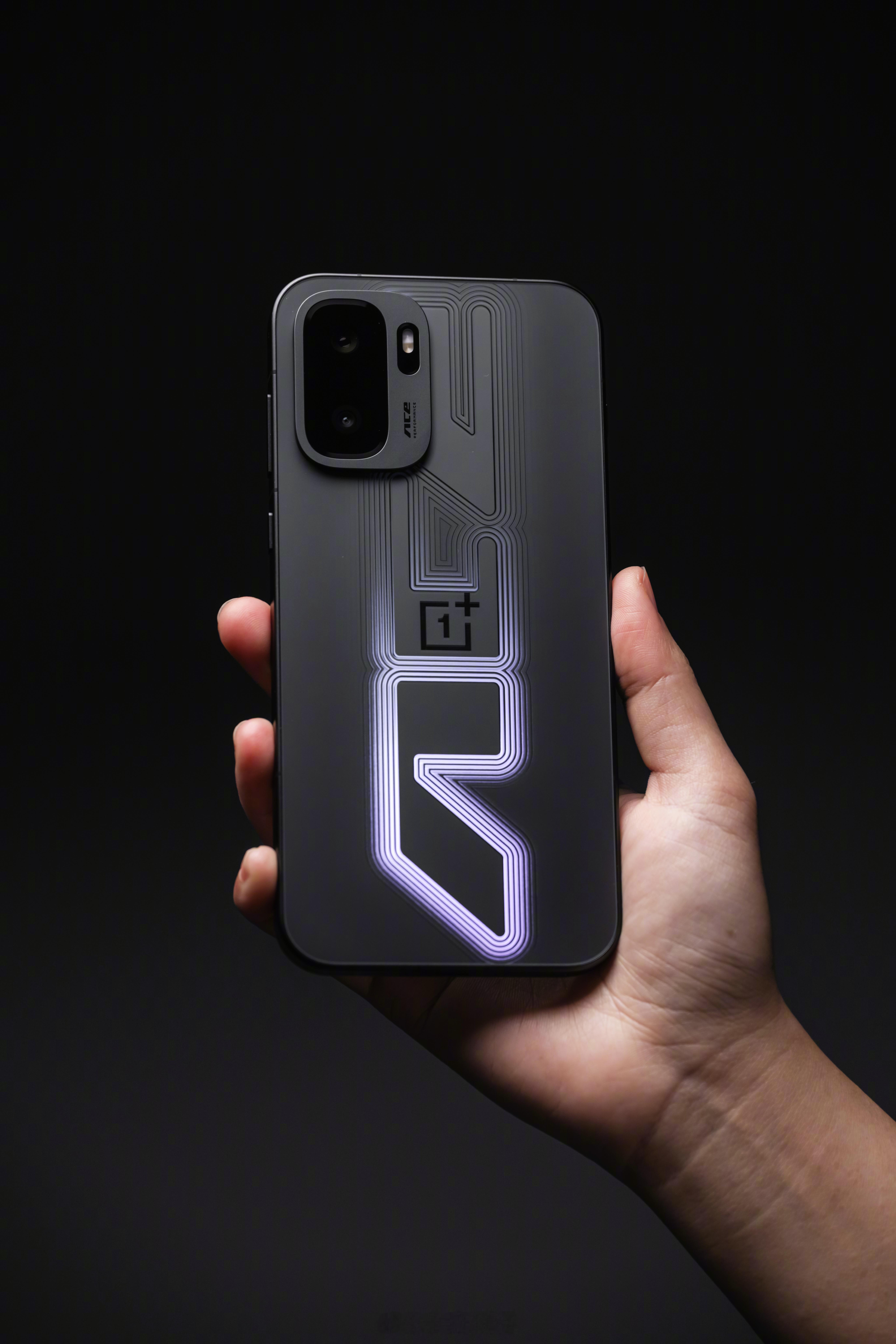 一加 Ace 6 至尊版定档4 月 28 日 19 点发布还有个一加枪神游戏手柄