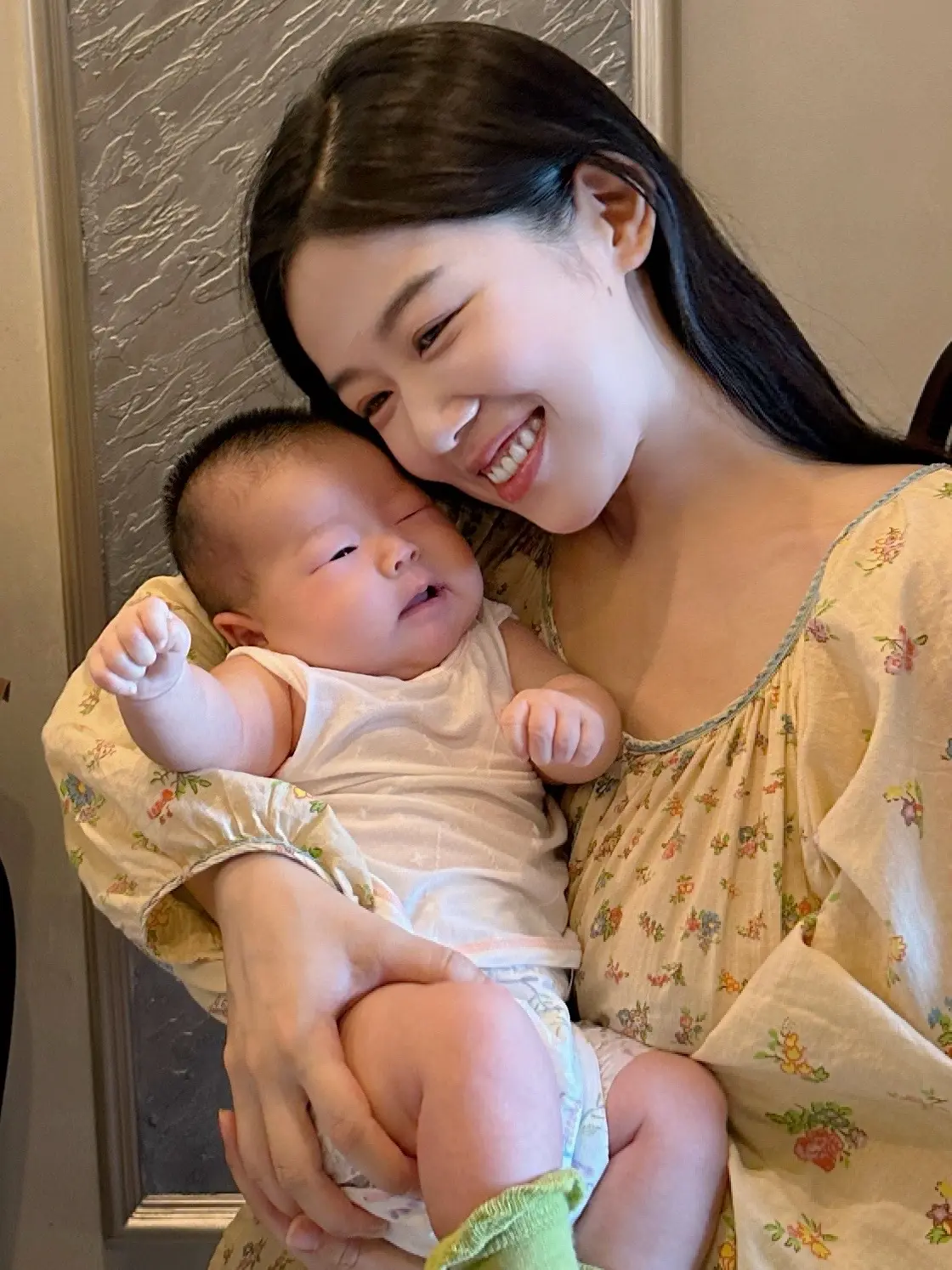 第一个有暖宝的七夕。今天爸爸教暖宝的是：爱人如养花 越被爱越可爱💐