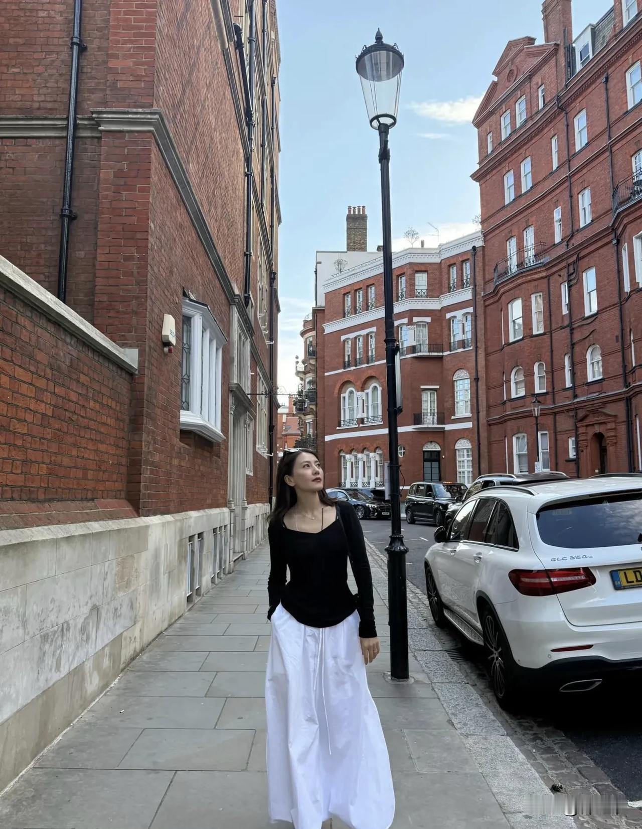 高圆圆今日晒照，并说这是留在伦敦的记忆，看来女神应该是去参加时装周了。

而且她