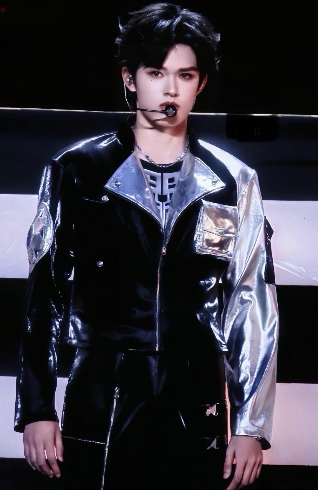 张极全开麦唱功居然这么强 谁听了不说一声绝！张极全开麦状态满分，声音穿透力极强，