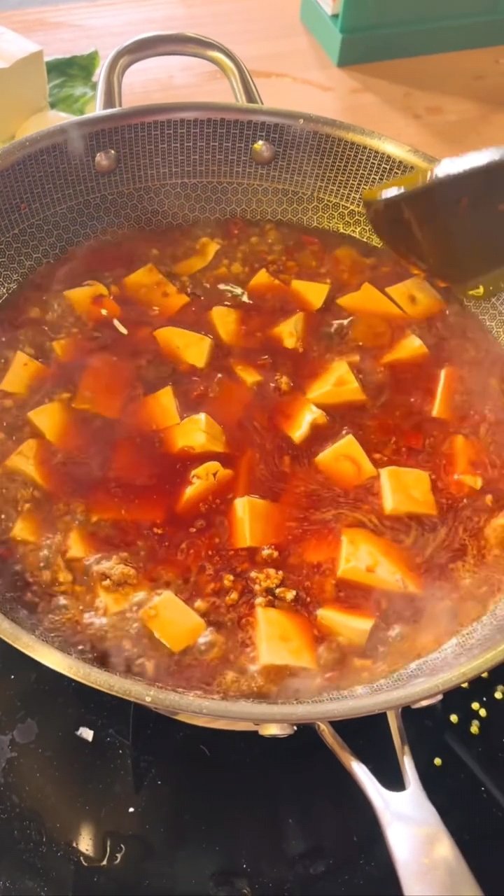 刘宇宁教林一做饭刘宇宁给林一拍的做饭第一视角原来林一微博发的这段是刘宇宁拍的吧啊