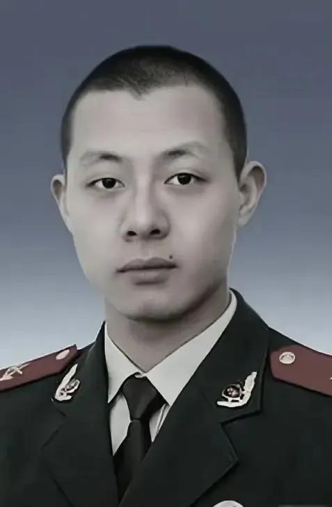 消防英雄张尘宇，2013年6月在成功解救被洪水围困的司机后，临时堤道突然垮塌溃口
